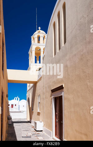 Typische Gasse von Oia auf der griechischen Insel Santorin. Stockfoto