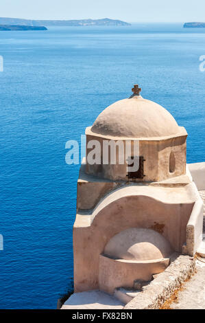 Ein Blick auf die unbemalte Schlosskirche von Oia auf der griechischen Insel Santorin. Stockfoto