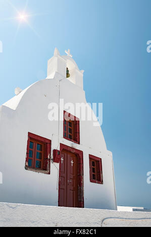 Ein Blick auf die weiße Kirche von Oia auf der griechischen Insel Santorin. Stockfoto