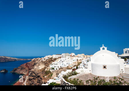 Eine Weitwinkelaufnahme des Dorf Oia auf der griechischen Insel Santorin. Stockfoto
