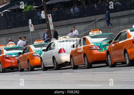 Beck-Taxi-Autos sind auf einer Straße in Toronto, ont., am Juli aufgereiht. 29, 2015. Stockfoto