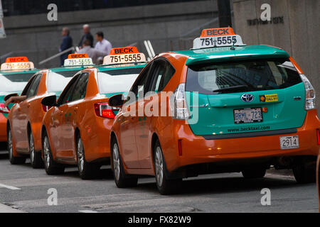 Beck-Taxi-Autos sind auf einer Straße in Toronto, ont., am Juli aufgereiht. 29, 2015. Stockfoto