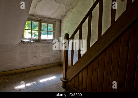 Südlich von Kortrijk in Belgien liegt ein kleines Dorf namens Walleweg. Es ist hier, dass ein Haus einmal für eine Baroness jetzt zerfällt fit. Stockfoto