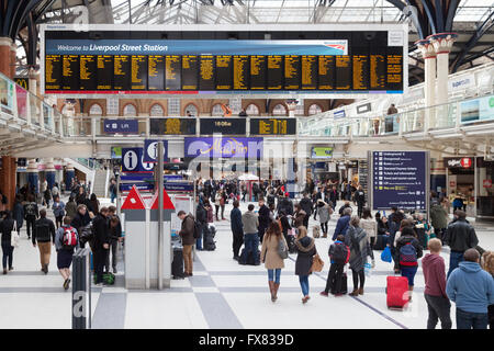 London Liverpool Street Station; Leute auf die Bahnhofshalle, Liverpool Street Station, London, Großbritannien Stockfoto