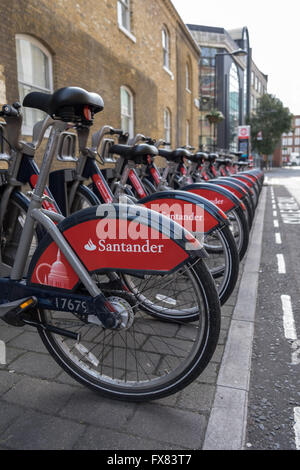 Santander-Sponsoring auf eine Reihe von Boris-Bikes zu mieten in London, Stockfoto