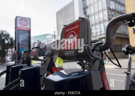 Santander-Sponsoring auf eine Reihe von Boris-Bikes zu mieten in London, Stockfoto