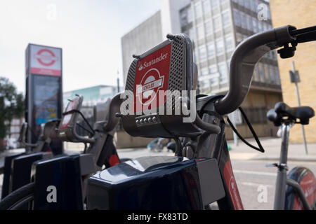 Santander-Sponsoring auf eine Reihe von Boris-Bikes zu mieten in London, Stockfoto