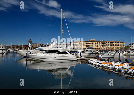 Yachten und Wasser-Scooter angedockt am Yachthafen Puerto Vallarta Mexiko Stockfoto