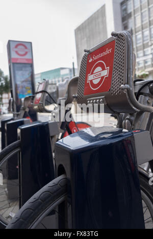 Santander-Sponsoring auf eine Reihe von Boris-Bikes zu mieten in London, Stockfoto