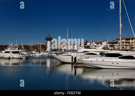 Yachten und Segelboote vor Anker am Yachthafen Puerto Vallarta mit Leuchtturm El Faro Stockfoto