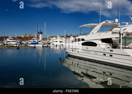 Yachten ankern in der Marina Puerto Vallarta mit Leuchtturm El Faro Stockfoto