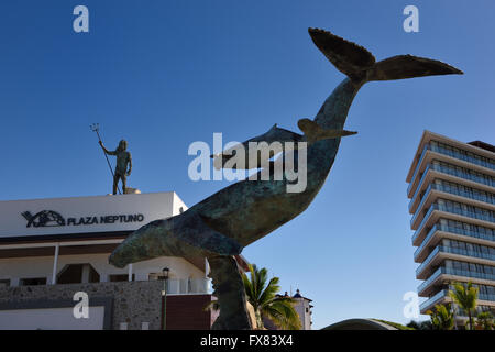 Der Vallarta Wal und ihr Kalb Skulptur im Neptun Plaza in Puerto Vallarta Mexiko Stockfoto