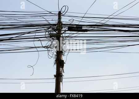 Stromkabel und Pole in Kathmandu, Nepal Stockfoto
