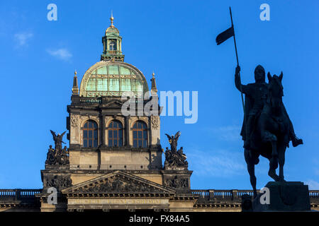 Statue von St. Wenzel auf dem Rücken der Pferde und das Nationalmuseum, Wenzelsplatz, Prag, Tschechische Republik Stockfoto