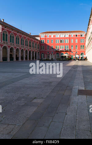 Die Nachmittagssonne wirft einen Schatten über die geometrischen Muster der Prokurative in Split Kroatien. Stockfoto