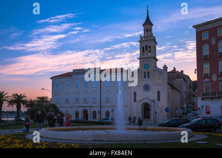 Brunnen und die Kirche und Kloster St. Francis ist bei Sonnenuntergang gesehen. Die Kirche befindet sich am Ende der Promenade riva Stockfoto