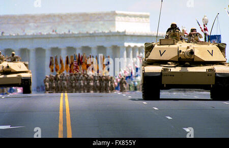 Washington, DC. USA, 8. Juni 1991 schwingende Masse von 200.000 Menschen jubelten Veteranen der Operation Desert Storm, als Hauptstadt der Nation seine größte Siegesfeier seit dem Ende des zweiten Weltkriegs inszeniert. Unter der Leitung von General H. Norman Schwarzkopf, März etwa 8.800 Truppen - einschließlich der 1. US-Armee vom Fort Meade in Arlington Memorial Bridge. 31 Kriegsmaschinen wie m-1 Panzer, Humvees, Raketenwerfer und der berühmte Patriot-Raketen gehören ebenfalls in die Parade.  M-1 Abrams Panzer fahren über Memorial Bridge.  Bildnachweis: Mark Reinstein Stockfoto