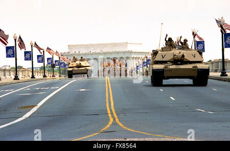 Washington, DC, USA, 8. Juni 1991 schwingende Masse von 200.000 Menschen jubelten Veteranen der Operation Desert Storm, als Hauptstadt der Nation seine größte Siegesfeier seit dem Ende des zweiten Weltkriegs inszeniert. Unter der Leitung von General H. Norman Schwarzkopf, März etwa 8.800 Truppen - einschließlich der 1. US-Armee vom Fort Meade in Arlington Memorial Bridge. 31 Kriegsmaschinen wie m-1 Panzer, Humvees, Raketenwerfer und der berühmte Patriot-Raketen gehören ebenfalls in die Parade.  M-1 Abrams Panzer fahren über die Memorial Bridge.  Bildnachweis: Mark Reinstein Stockfoto