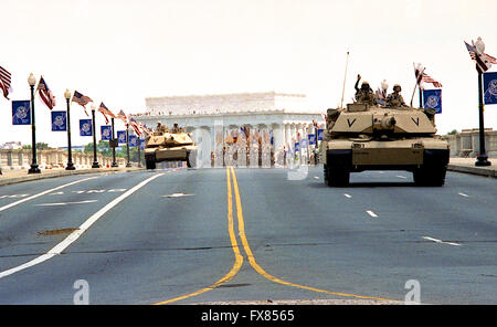 Washington, DC, USA, 8. Juni 1991 schwingende Masse von 200.000 Menschen jubelten Veteranen der Operation Desert Storm, als Hauptstadt der Nation seine größte Siegesfeier seit dem Ende des zweiten Weltkriegs inszeniert. Unter der Leitung von General H. Norman Schwarzkopf, März etwa 8.800 Truppen - einschließlich der 1. US-Armee vom Fort Meade in Arlington Memorial Bridge. 31 Kriegsmaschinen wie m-1 Panzer, Humvees, Raketenwerfer und der berühmte Patriot-Raketen gehören ebenfalls in die Parade.  M-1 Abrams Panzer fahren über die Memorial Bridge.  Bildnachweis: Mark Reinstein Stockfoto