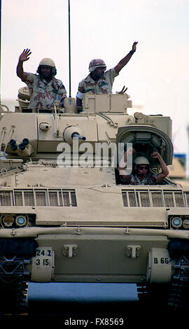 Washington, DC, USA, 8. Juni 1991 schwingende Masse von 200.000 Menschen jubelten Veteranen der Operation Desert Storm, als Hauptstadt der Nation seine größte Siegesfeier seit dem Ende des zweiten Weltkriegs inszeniert. Unter der Leitung von General H. Norman Schwarzkopf, März etwa 8.800 Truppen - einschließlich der 1. US-Armee vom Fort Meade in Arlington Memorial Bridge. 31 Kriegsmaschinen wie m-1 Panzer, Humvees, Raketenwerfer und der berühmte Patriot-Raketen gehören ebenfalls in die Parade.  Bradley Fighting Fahrzeug fährt über Memorial Brücke.  Bildnachweis: Mark Reinstein Stockfoto