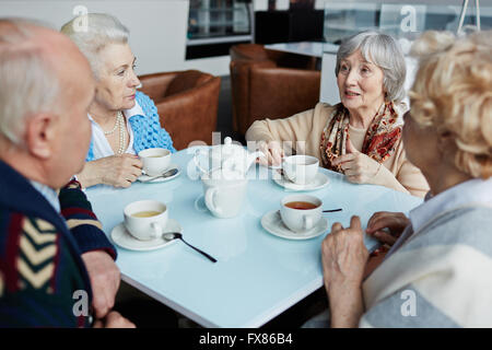 Senioren mit Tee Stockfoto
