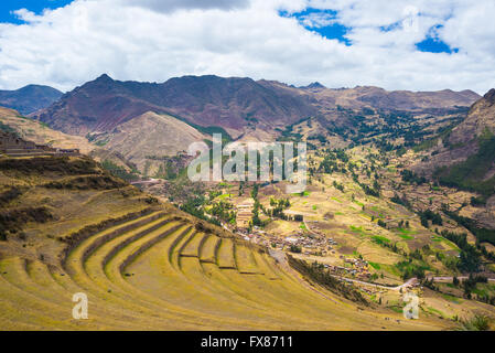 Weiten Blick auf die leuchtende majestätischen konzentrischen Terrassen von Pisac, Inkastätte in Sacred Valley, großen Reiseziel in C Stockfoto