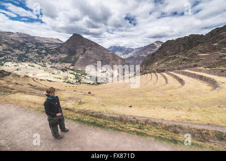 Touristische Erkundung des Inka-Trails führt zu den Ruinen von Pisac, Sacred Valley, großen Reiseziel in der Region Cusco, Peru. Stockfoto