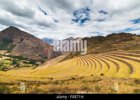 Weiten Blick auf die leuchtende majestätischen konzentrischen Terrassen von Pisac, Inkastätte in Sacred Valley, großen Reiseziel in C Stockfoto