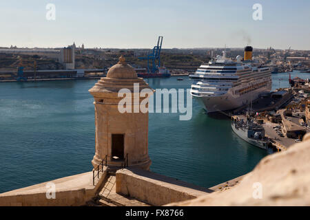 Ein Kreuzfahrtschiff angedockt an der östlichen Flanke des Valletta in den Grand Harbour. Stockfoto