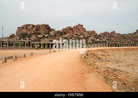 Vitthala Basar gegenüber Vitthala-Tempel, Hampi, Karnataka, Indien Stockfoto