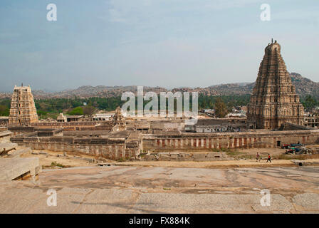 Virupaksha-Tempel, Hampi, Karnataka, Indien. Nord-Seitenansicht vom Hemakuta Hügel. Heilige Zentrum. Der Ostturm zugewandten auf die righ Stockfoto