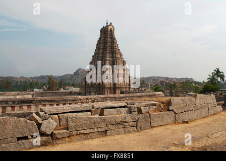 Der Südosten Turm (Gopuram) des Virupaksha-Tempel, Hampi, Karnataka, Indien. Heilige Zentrum. Blick von Nordwesten, Hemakuta Stockfoto