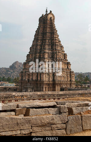 Der Südosten Turm (Gopuram) des Virupaksha-Tempel, Hampi, Karnataka, Indien. Heilige Zentrum. Blick von Nordwesten, Hemakuta Stockfoto