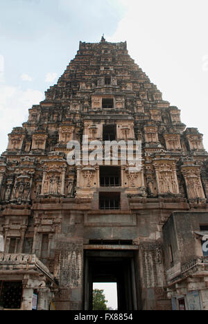 Der Haupteingang Turm oder im Osten mit Blick auf riesigen Turm (Gopura) Virupaksha-Tempel, Hampi, Karnataka, Indien. Heilige Zentrum. Blick Stockfoto