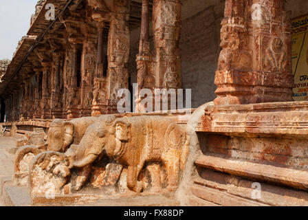 Ein paar Elefanten Balustraden Säulen Klöster oder Prakara in den zweiten Hof, Virupaksha-Tempel, Hampi, karnataka Stockfoto