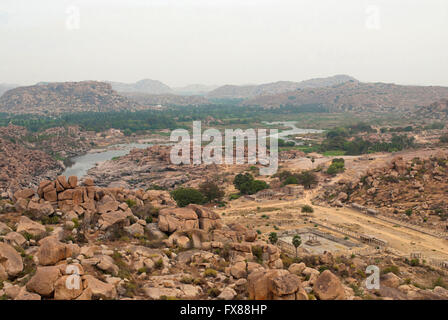 Luftaufnahme der Kurtisane die Straße von Matanga Hill. Hampi, Karnataka, Indien. Heilige Zentrum. Tungabhadra Fluss gesehen Stockfoto