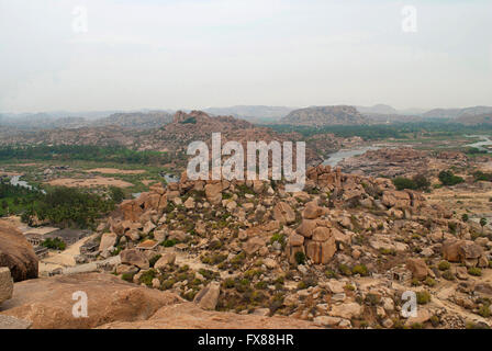 Luftaufnahme der Hügelkette von der Nordseite der Matanga Hill, Hampi, Karnataka, Indien. Heilige Zentrum. Das östliche Ende Stockfoto