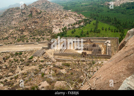 Luftbild von Achyuta Raya Tempel und Kurtisane die Straße von Matanga Hill. Heilige Zentrum. Hampi, Karnataka, Indien. Die Hügel auf Stockfoto