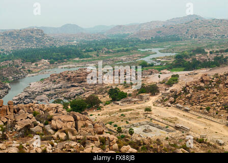 Luftaufnahme der Nordost-Region von Hampi von Matanga Hill, Hampi, Karnataka, Indien. Heilige Zentrum. Die Anjeneya Hill gesehen Stockfoto