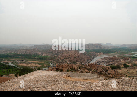 Luftaufnahme der Kette von Hügeln von Hampi von der Nordseite von Matanga Hill, Hampi, Karnataka, Indien. Heilige Zentrum. Die Anjeneya Stockfoto