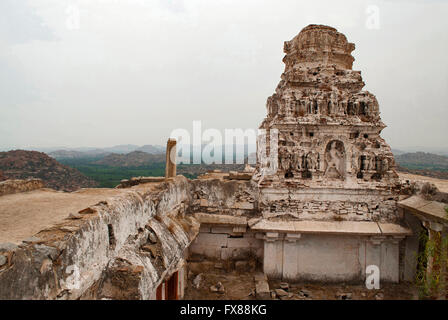 Virabhadra Tempel, Matanga Hill, Hampi, Karnataka, Indien. Heilige Zentrum. Blick von Westen. Stockfoto