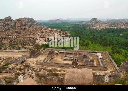 Luftbild von Achyuta Raya Tempel und Kurtisane die Straße von Matanga Hill. Hampi, Karnataka, Indien. Heilige Zentrum. Die Hügel auf Stockfoto