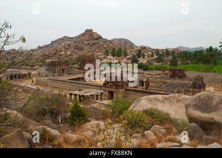 Luftaufnahme von Achyuta Raya Tempelkomplex von Matanga Hill. Hampi, Karnataka, Indien. Heilige Zentrum. Stockfoto