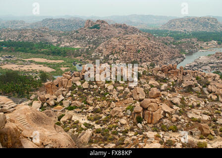 Luftaufnahme der Kette von Hügeln von Hampi von der Nordseite von Matanga Hill, Hampi, Karnataka, Indien. Heilige Zentrum. Die Anjeneya Stockfoto