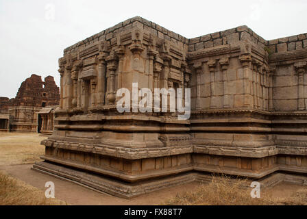 Zwei Kammern Heiligtum der Göttin, West-Seitenansicht, Achyuta Raya Tempel, Hampi, Karnataka, Indien. Heilige Zentrum. Der Norden gopura Stockfoto