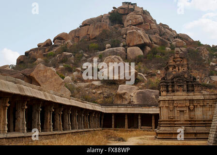 Zwei Kammern Heiligtum der Göttin und Kreuzgang. Achyuta Raya Tempel, Hampi, Karnataka, India.Sacred Center. Blick von Osten Stockfoto