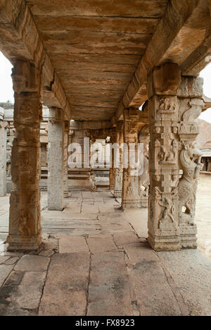 Geschnitzten Säulen, Maha-Mandapa. Achyuta Raya Tempel, Hampi, Karnataka, Indien. Heilige Zentrum. Blick von Norden. Stockfoto