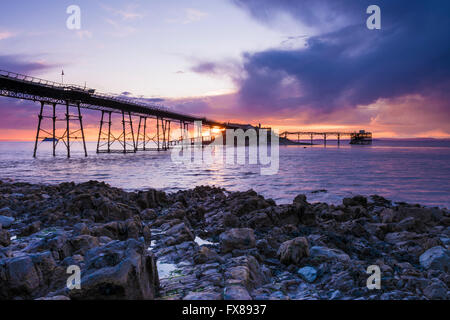 Die verfallenen Birnbeck Pier im Bristol-Kanal am Weston-super-Mare, North Somerset, England. Stockfoto