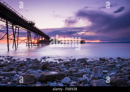 Die verfallenen Birnbeck Pier im Bristol-Kanal am Weston-super-Mare, North Somerset, England. Stockfoto