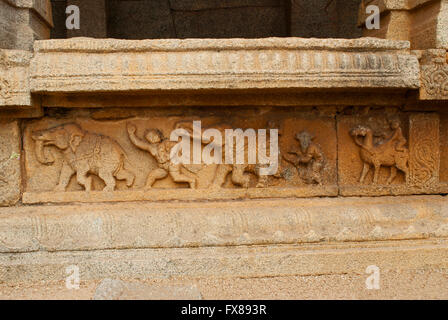 Geschnitzte Figuren auf den Sockel der Innenhof, Klöster oder Säulen Veranda. Achyuta Raya Tempel, Hampi, Karnataka, Indi Stockfoto